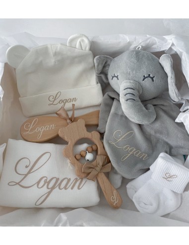 Coffret naissance crée avec les accessoires indispensables pour la venue de bébé À commander